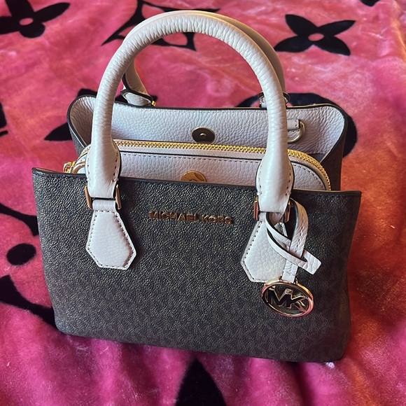 Mk purse 🩷 - Picture 2 of 4